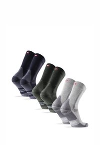 Quattro paia di calzini alla caviglia in navy, verde oliva, grigio scuro e grigio chiaro. Ognuno presenta polsini a coste e accenti contrastanti sul tallone e sulla punta.