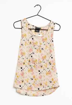 Mouwloze lichtbeige blouse met abstracte roze, gele en zwarte spetters, hangend aan een zwarte hanger tegen een witte achtergrond.