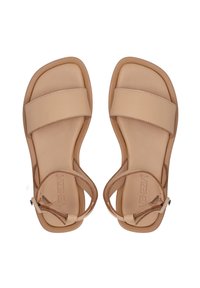 Sandalen aus braunem Leder mit zwei breiten Riemen über dem Fuß und einem Knöchelband. Die Sohle ist flach und hat eine abgerundete Zehenpartie. Minimalistisches Design.