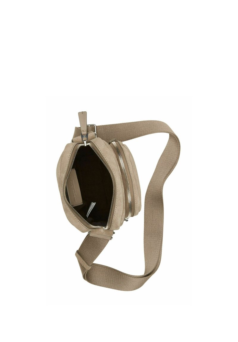 Beige Umhängetasche in runder Form mit Reißverschlussfächern und einem Stoffgurt. Weiche Textur mit glatter Oberfläche und Metallelementen.