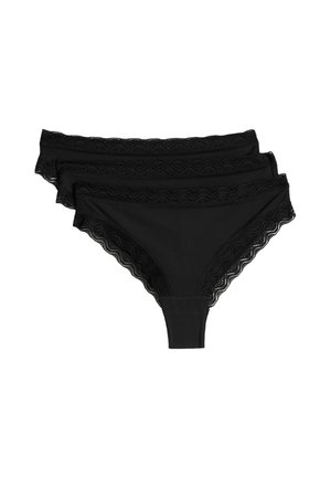 Trzy czarne bikini z koronkowym wykończeniem ułożone jedna na drugiej, pokazujące przedni detal i faliste krawędzie na białym tle.