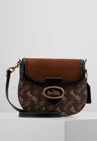 Borsa a tracolla in suede e pelle marrone con una stampa di carrozza trainata da cavalli, accessori in oro e un accento nero. Presenta una tracolla.