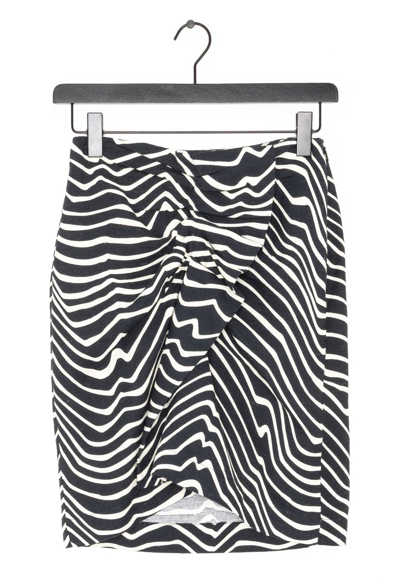Jupe rayée noir et blanc avec un design tourbillonnant, faite de tissu. Les rayures varient en largeur et créent un effet visuel texturé.