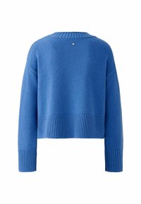 Blauer Strickpullover mit geripptem Saum und Bündchen, Rundhalsausschnitt und einem kleinen metallischen Akzent auf dem Rücken. Kurz geschnittenes Design.