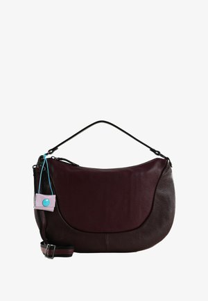 Borsa a spalla in pelle di un elegante bordeaux scuro con una finitura liscia. Presenta una tracolla nera, chiusura con cerniera e un'etichetta di accento blu.