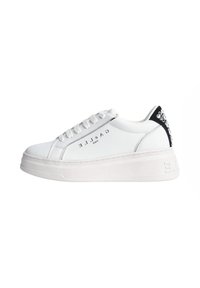 Sneaker bianco con suola piatta, tomaia in pelle liscia, lacci tono su tono, dettaglio neri sul tallone e applicazioni di strass sul retro.