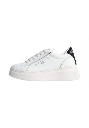 Sneaker bianco con suola piatta, tomaia in pelle liscia, lacci tono su tono, dettaglio neri sul tallone e applicazioni di strass sul retro.