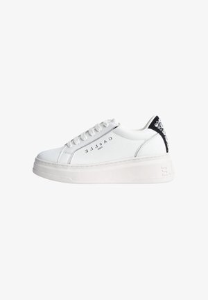 Sneaker bianco con suola piatta, tomaia in pelle liscia, lacci tono su tono, dettaglio neri sul tallone e applicazioni di strass sul retro.