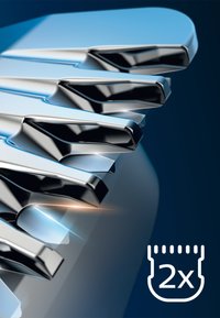 Lama per tagliacapelli in metallo con cinque denti affilati e finitura in cromo, su uno sfondo a gradiente blu, con un'icona stilizzata '2x'.