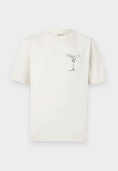 Μπλουζάκι βαμβακερό κρεμ με κοντά μανίκια, στρογγυλή λαιμόκοψη και γραφικό σχέδιο που περιλαμβάνει στυλιζαρισμένο κείμενο και αφηρημένο μοτίβο δέντρου.