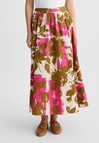 Gonna a stampa floreale in tonalità di rosa e marrone, con vita alta e design arricciato. Realizzata in tessuto leggero, che arriva fino a metà polpaccio.