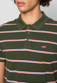 Levi's® Polo - grounded mossy green