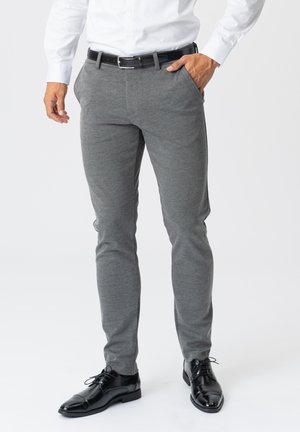 Grå slim-fit bukser lavet af tekstureret stof, med en glat talje og demsiderlommer, parret med polerede sorte dress-sko.