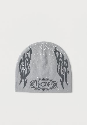 Grijze gebreide muts met zwarte vlammenmotieven aan elke kant, verspreide witte stippen bovenop en een decoratief "RCNF"-logo gecentreerd aan de onderkant.