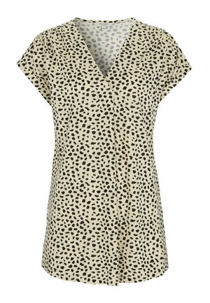 Beżowa bluzka z krótkim rękawem w czarny nieregularny wzór kropek oraz kołnierzykiem w kształcie litery V.