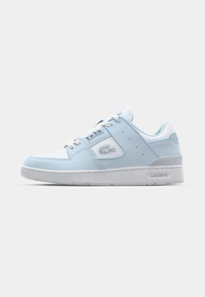 Baskets bleu clair en cuir texturé avec une semelle blanche. Présentent un design classique, un laçage à l'avant et un logo brodé sur le côté.