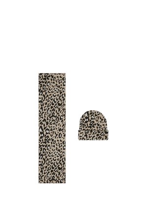 Nákrčník a čepice s leopardím vzorem na bílém pozadí, oba s béžovými, černými a hnědými skvrnami.