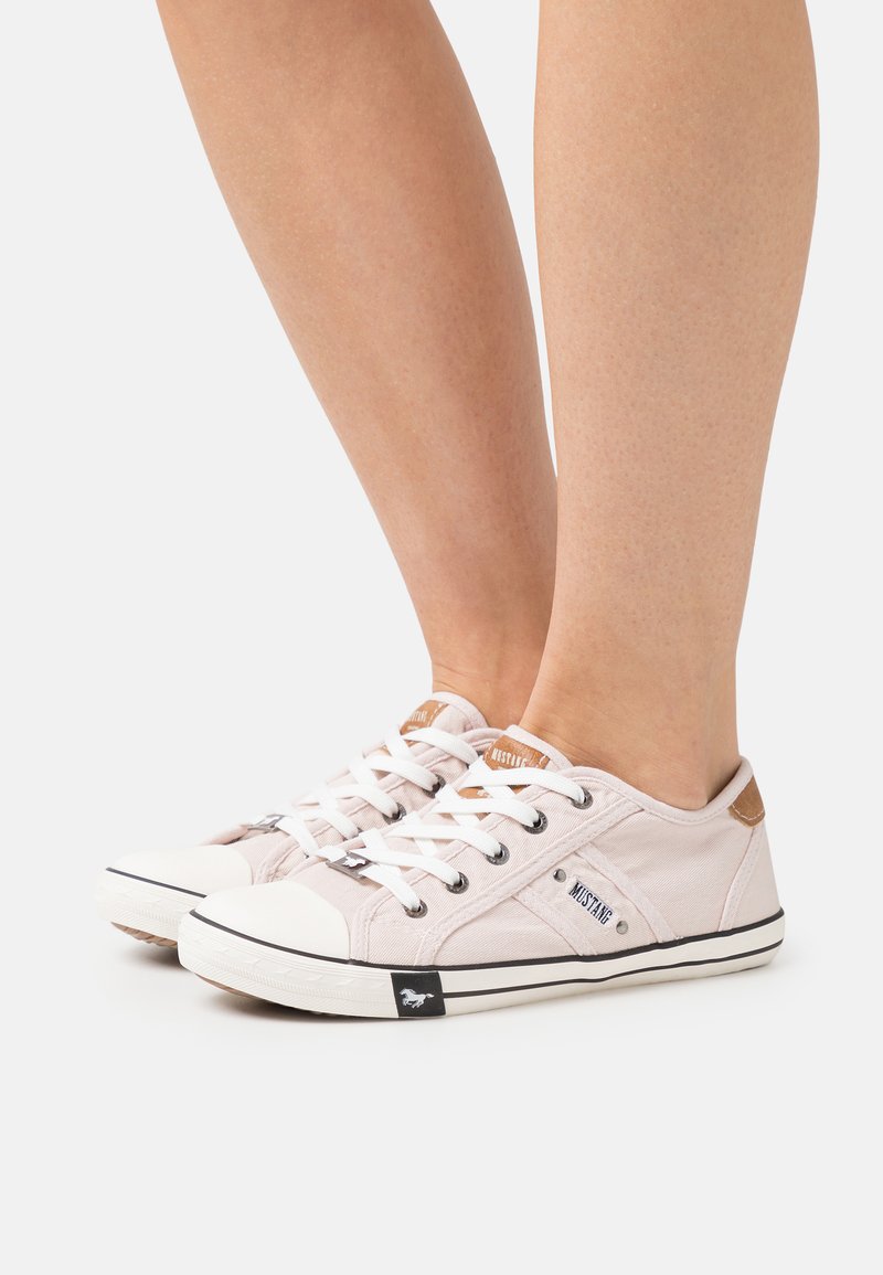 basket mustang femme rose