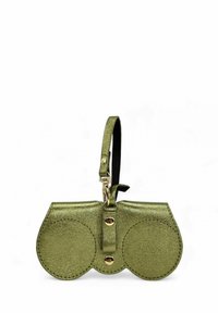 Pochette en cuir métallisé vert avec un extérieur rond, accents en métal doré et une sangle noire. Texture lisse et détails de couture décoratifs.
