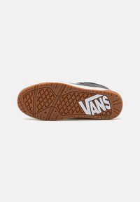 Fekete és szürke sneaker, gumitalppal. Gyémánt mintával, fehér logóval és texturált szövet felsőrésszel rendelkezik.