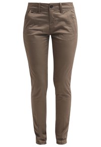 Pantalon pour femme coupe slim de couleur marron avec bouton à l'avant, passants de ceinture et poches latérales.