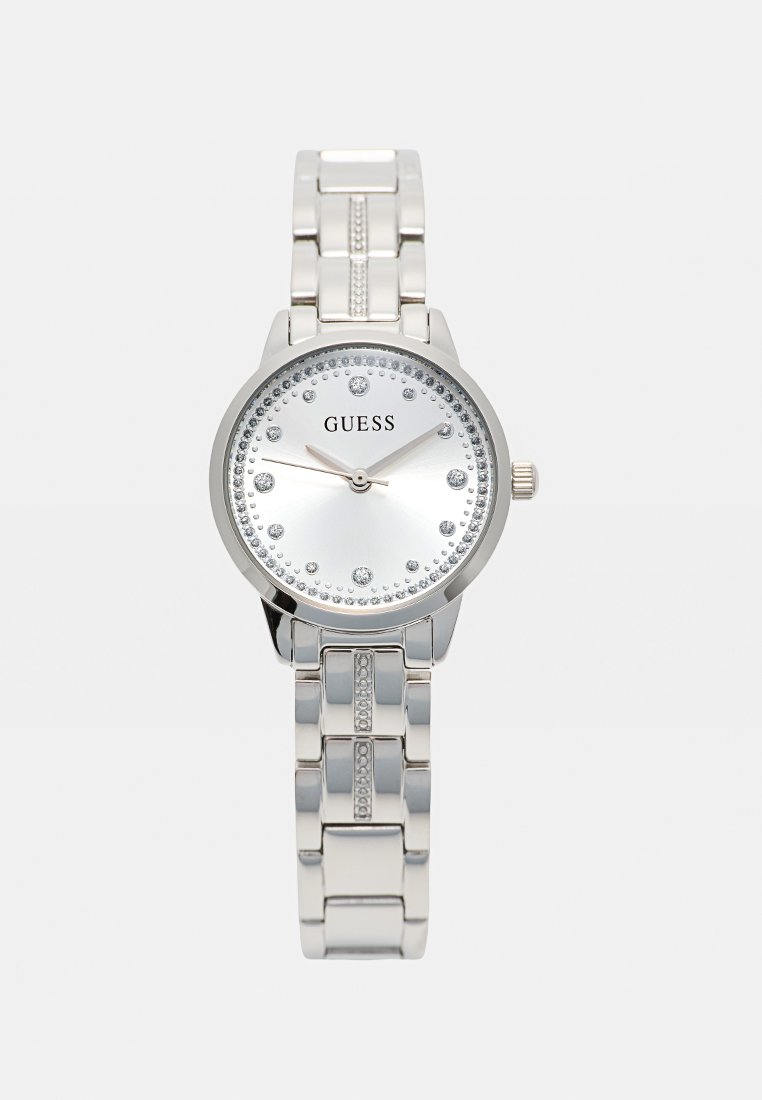 Reloj de pulsera Guess plateado con esfera redonda, marcadores de horas de cristal y brazalete metálico a juego con detalles de cristal.