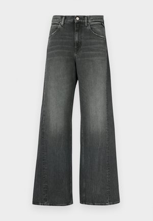 Τζιν με φαρδύ πόδι σε σκούρο γκρι denim, με κλασικό σχεδιασμό πέντε τσεπών, ορατές ραφές και κλείσιμο με κουμπιά μπροστά.