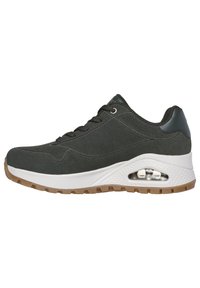 Zapatilla gris oscuro con cuello acolchado, parte superior texturizada, entresuela blanca, amortiguación de aire visible y suela de goma marrón.