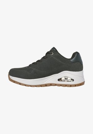 Zapatilla gris oscuro con cuello acolchado, parte superior texturizada, entresuela blanca, amortiguación de aire visible y suela de goma marrón.