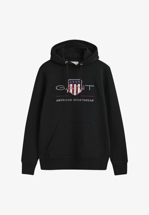 Čierna mikina s kapucňou vyrobená z fleece materiálu, s prednou vreckom, kapucňou so šnúrkou a grafickým dizajnom so štítovým logom a textom.