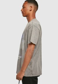 MJ Gonzales METAMORPHOSE - Triko s potiskem - asphalt