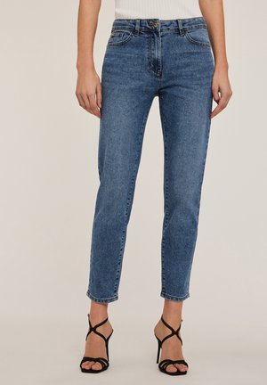 Jeans de tiro alto y pierna recta en denim azul medio. Presenta cinco bolsillos, costuras en contraste y cierre de botón.