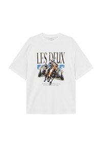 Biała bawełniana koszulka z grafiką przedstawiającą jeźdźca na koniu z górami i drzewami w tle, marki "LES DEUX."