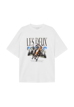 Biała bawełniana koszulka z grafiką przedstawiającą jeźdźca na koniu z górami i drzewami w tle, marki "LES DEUX."