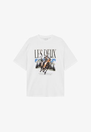 Biała bawełniana koszulka z grafiką przedstawiającą jeźdźca na koniu z górami i drzewami w tle, marki "LES DEUX."