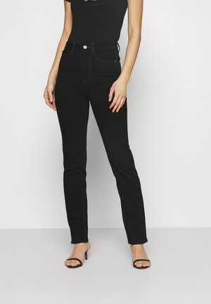 Sorte højtaljede jeans lavet af denim, med slim fit, minimalistisk design og kontrasterende syninger. Sammen med sorte strophæle.