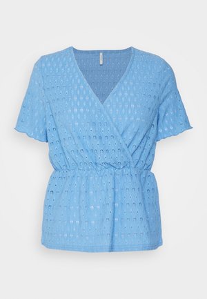 Top de manga corta azul claro con diseño envolvente, tejido texturizado que presenta patrones de ojales, cintura entallada y mangas con forma de concha.