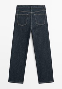 Jeans in denim blu scuro con taglio a gamba dritta, dotati di due tasche posteriori e cuciture arancioni visibili lungo le cuciture.