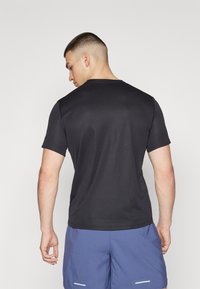 ASICS FUJITRAIL LOGO TOP - Camiseta estampada - performance black/oatmeal/mantle green