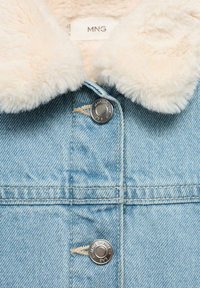 Svetlomodrá džínová bunda s krémovým fleecovým golierom a striebornými gombíkmi s vyrazeným nápisom "MNG DENIM."