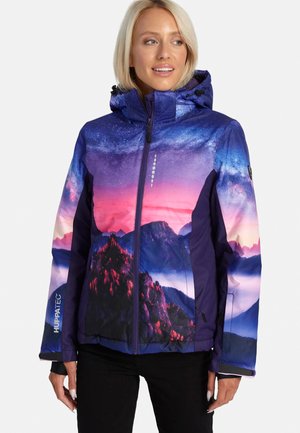 Kleurige winterjas met een paarse galaxie design en berggraphics, rits aan de voorkant, verstelbare capuchon en zwarte accenten.
