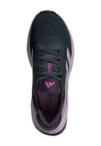 Scarpa da corsa con una tomaia in rete verde scuro, dettagli viola, strisce bianche sui lati e suola strutturata, dotata di linguetta imbottita e lacci.