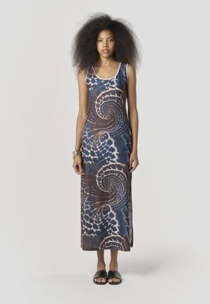 Maksi obleka s spiralskim vzorcem tie-dye v rjavi in modri barvi, s prilegajočo silhueto in stranskimi razporki. Izdelana je iz lahkega tkanine.