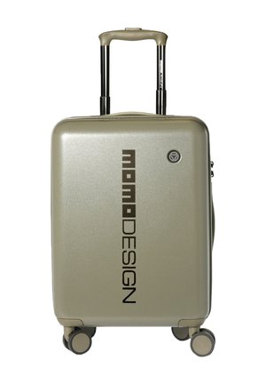 Valise rigide argentée avec quatre roues et une poignée télescopique, arborant le logo vertical "momo DESIGN" à l'avant.