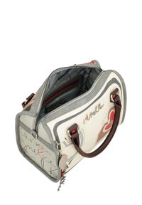 Borsa a mano sintetica bianca con accenti grigi, caratterizzata da un design decorativo a cuore, chiusura con zip, due manici corti e un scomparto interno.