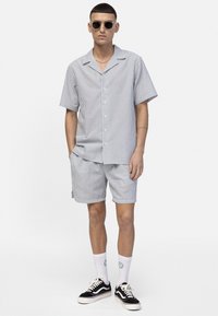 Redefined Rebel IAN REGULAR FIT - Shorts - dark green