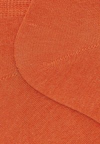 Calze in misto cotone di colore corallo uniforme, con una texture liscia e design senza cuciture sulla punta, con leggera costina al polsino.