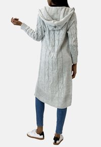 Cardigan con cappuccio a maglia grigia chiara, maniche lunghe, orlo tagliato in diagonale, polsini a coste e un design testurizzato sulla schiena.