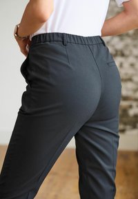 Next TAILORED STRETCH PETITE. - Chino kalhoty - black