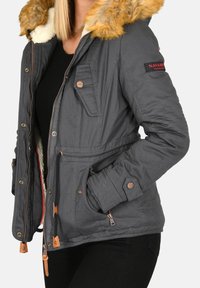 Szara kurtka z kapturem wykończonym sztucznym futrem, zapinana na guziki i zamek błyskawiczny, z wieloma kieszeniami i paskiem w talii; teksturowany materiał z widocznym przeszyciem.